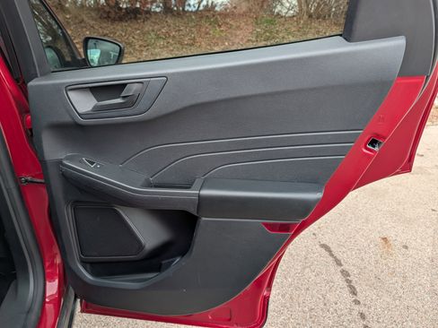 Used 2022 Ford Escape SE w/ SE Sport Appearance Package image 31