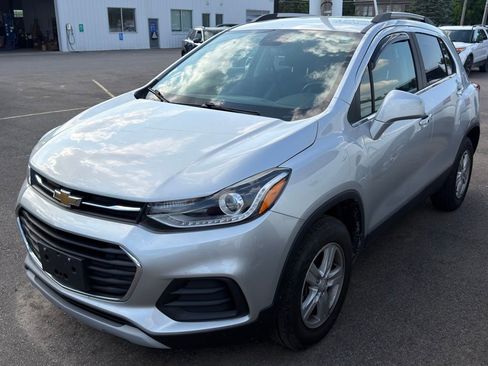 Used 2020 Chevrolet Trax LT w/ LT Convenience Package AWD/4WD image 3