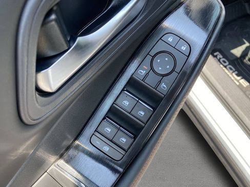 Used 2025 Nissan Rogue SV AWD/4WD image 18