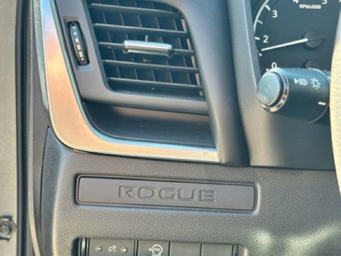 Used 2023 Nissan Rogue S image 7