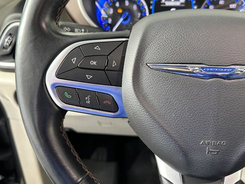 Used 2017 Chrysler Pacifica Touring-L image 41