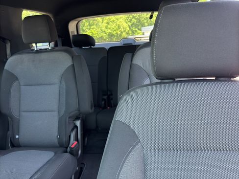 Used 2023 Chevrolet Traverse LT FWD image 17
