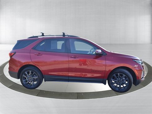 Used 2022 Chevrolet Equinox RS w/ Infotainment Package image 9