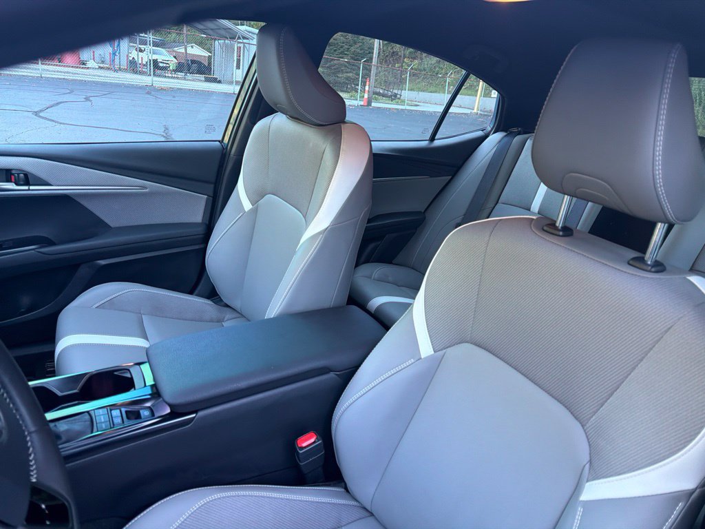 Used 2025 Toyota Camry SE w/ Convenience Package FWD image 9
