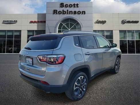 Certified 2022 Jeep Compass Limited image 4