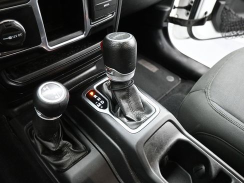 Used 2020 Jeep Gladiator Sport image 15