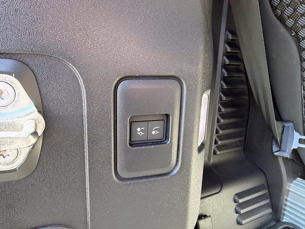 Used 2024 Land Rover Defender 90 X-Dynamic SE AWD/4WD image 23