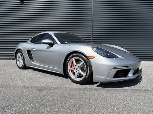Used 2023 Porsche 718 Cayman S RWD image 7