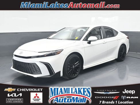 Used 2026 Toyota Camry SE w/ Convenience Package image 1