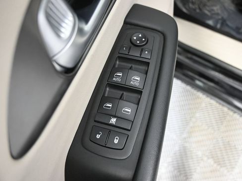 Used 2024 Chrysler Pacifica Touring-L FWD image 21