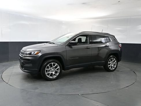 Used 2022 Jeep Compass Latitude w/ Sun and Sound Group AWD/4WD image 2