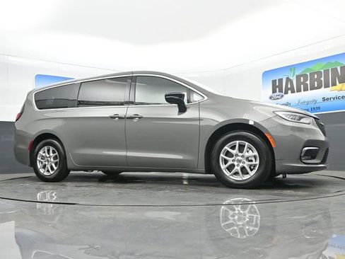 Used 2025 Chrysler Pacifica Select image 24