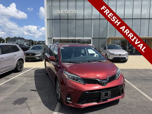 Used 2019 Toyota Sienna SE w/ SE Preferred Package FWD image 1