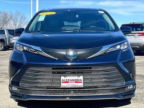 Used 2025 Toyota Sienna XLE FWD image 3