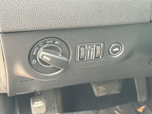 Used 2022 Chrysler 300 Touring w/ Sport Appearance Package RWD image 10