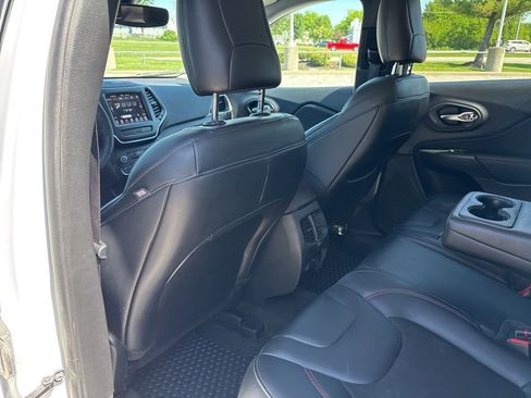 Used 2022 Jeep Cherokee Trailhawk w/ Comfort/Convenience Group AWD/4WD image 37