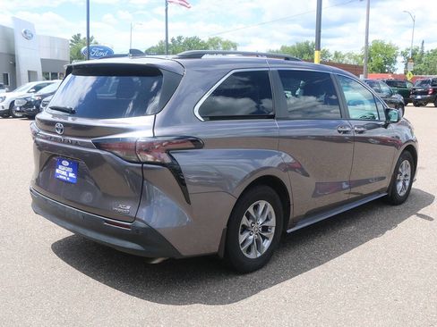 Used 2023 Toyota Sienna XLE AWD/4WD image 5