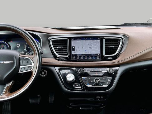 Used 2019 Chrysler Pacifica Limited w/ Advanced Safetytec Group FWD image 6