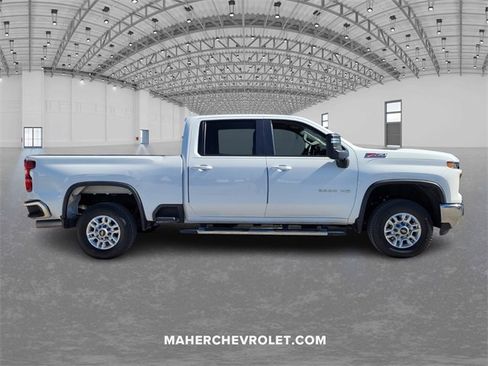 Used 2024 Chevrolet Silverado 2500 LT w/ Z71 Off-Road Package image 8