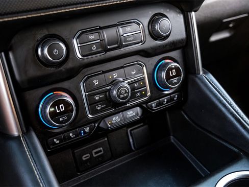 Used 2023 Chevrolet Suburban Premier image 25