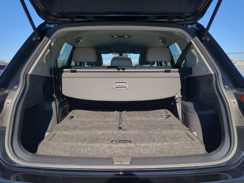 Used 2021 Volkswagen Tiguan SE image 11