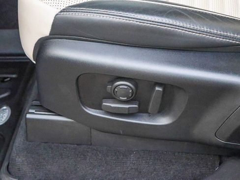 Used 2024 Land Rover Discovery Dynamic SE image 29