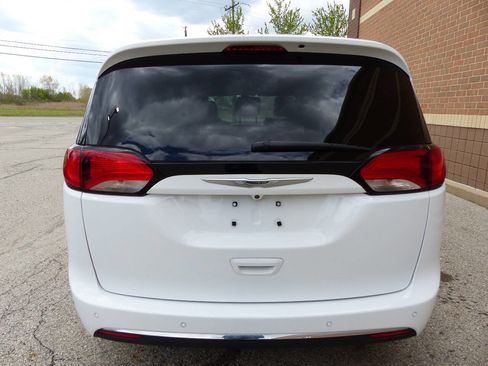 Used 2020 Chrysler Pacifica Touring-L FWD image 8