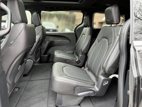 New 2026 Chrysler Pacifica Select image 13