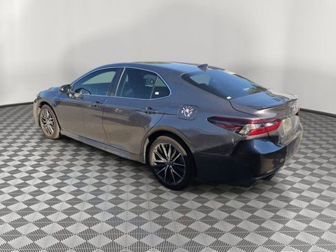 Used 2022 Toyota Camry SE image 3
