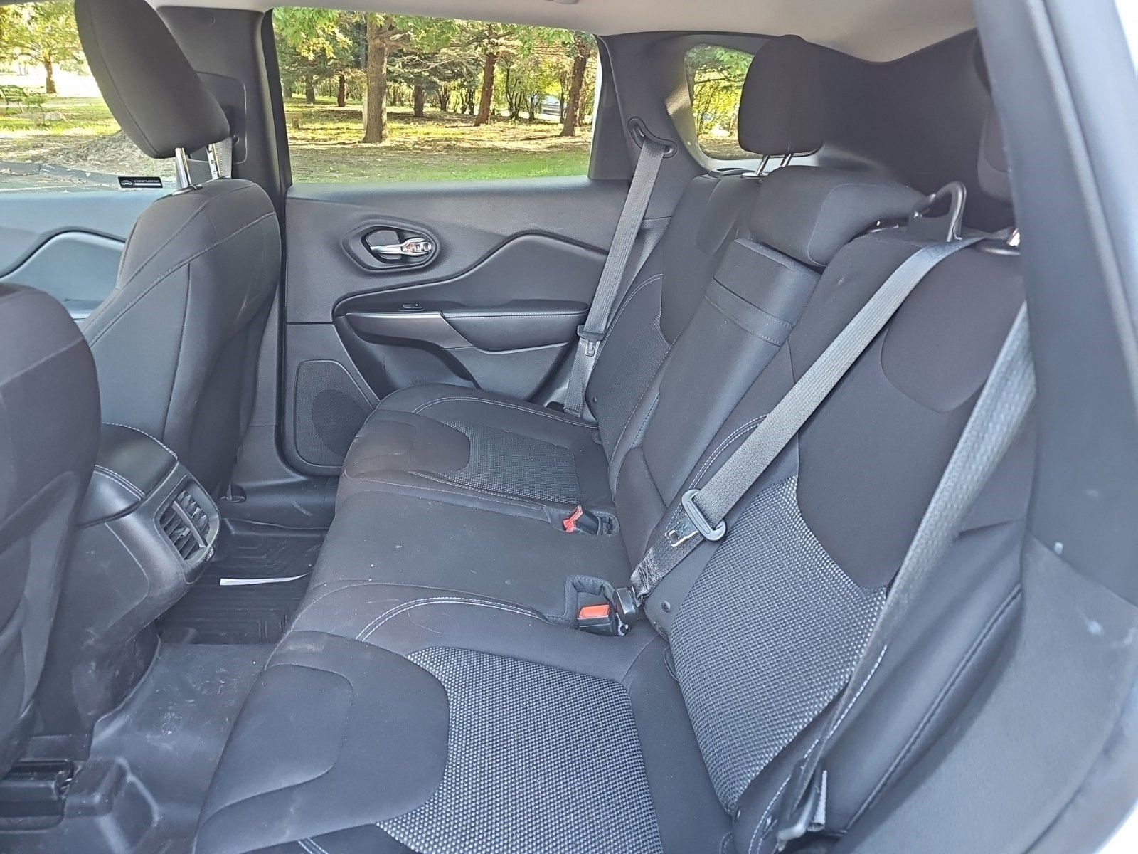 Used 2019 Jeep Cherokee Latitude w/ Popular Appearance Group FWD image 17