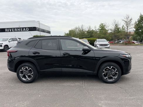 Used 2024 Chevrolet Trax LT w/ Driver Confidence Package FWD image 4