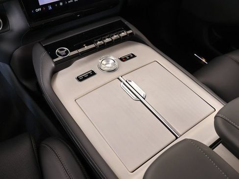 New 2025 Lincoln Navigator Reserve w/ Jet Appearance Package AWD/4WD image 8