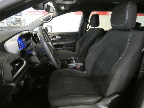 Used 2023 Chrysler Pacifica Touring FWD image 9
