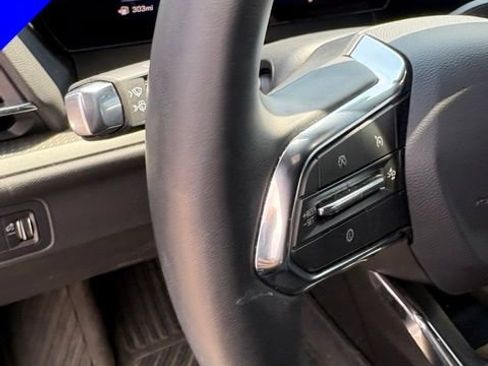 Used 2025 Chevrolet Traverse LT w/ Driver Confidence Package AWD/4WD image 14