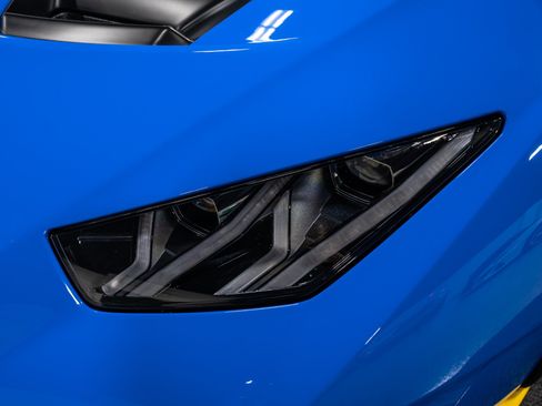 Used 2022 Lamborghini Huracan STO RWD image 17