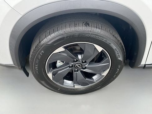 Certified 2025 Nissan Rogue SV FWD image 29