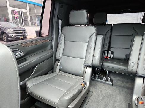 Used 2021 Chevrolet Suburban Z71 w/ Z71 Signature Package AWD/4WD image 13