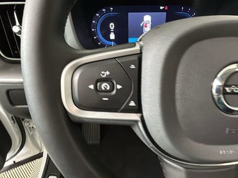 Used 2025 Volvo XC60 B5 Core AWD/4WD image 16