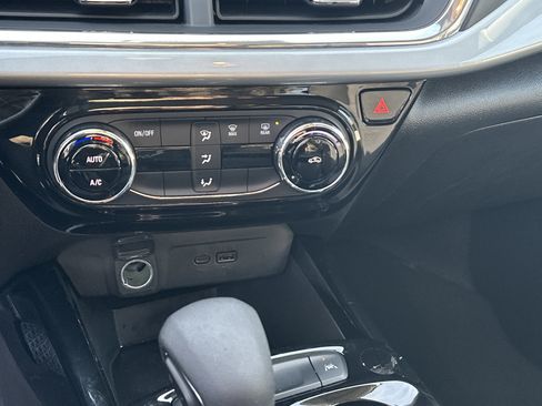 Certified 2025 Chevrolet Trax LT image 29