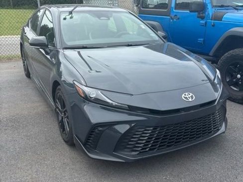 Used 2025 Toyota Camry SE w/ Convenience Package FWD image 2