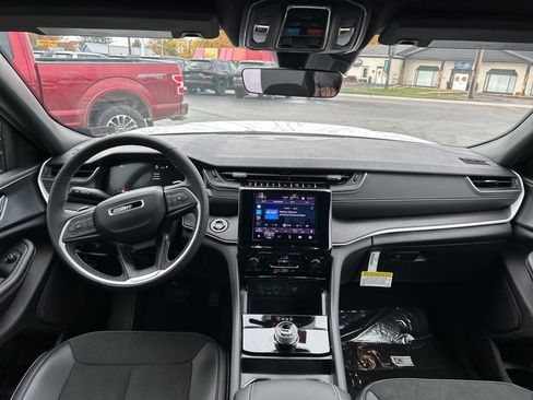 New 2025 Jeep Grand Cherokee 4WD image 14