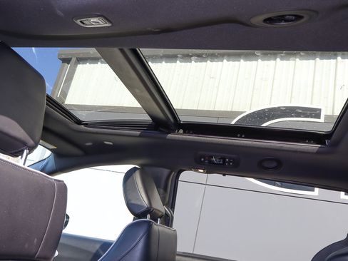 Used 2025 Chrysler Pacifica Limited image 9