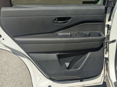 Used 2025 Nissan Pathfinder SV image 15