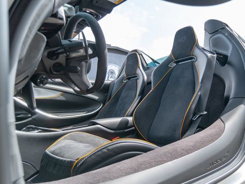 Used 2025 McLaren Artura Spider RWD image 20