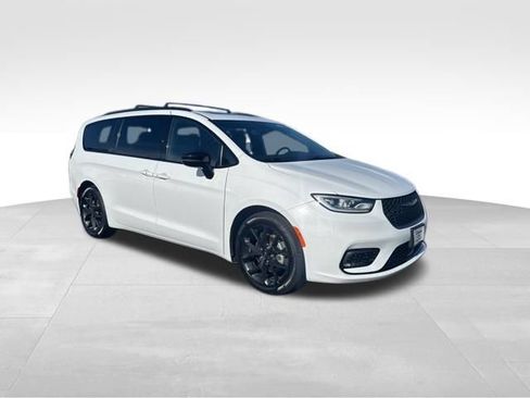 Used 2025 Chrysler Pacifica Limited FWD image 8