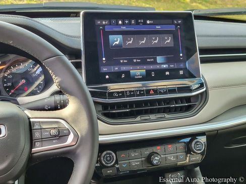 Used 2025 Jeep Compass Limited image 20