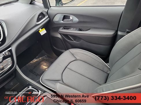 New 2026 Chrysler Pacifica Limited FWD image 19