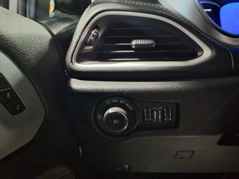 Used 2024 Chrysler Pacifica Select image 18