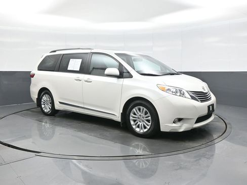Used 2015 Toyota Sienna XLE image 1