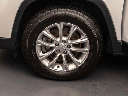 Used 2019 Jeep Cherokee Latitude w/ Cold Weather Group AWD/4WD image 43